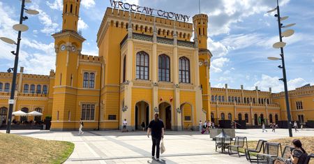 To najpopularniejszy dworzec kolejowy w Polsce. Korzysta z niego najwięcej pasażerów kolei