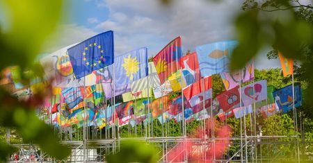 Morze flag na Placu Litewskim w Lublinie. Ponad 100 sześciometrowych masztów stanęło w centrum miasta [ZDJĘCIA]