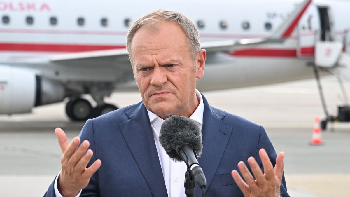 Warszawa, 18.06.2024. Premier Donald Tusk podczas konferencji prasowej na warszawskim lotnisku, 18 bm. Premier Donald Tusk wrócił do kraju z trzydniowej wizyty w Brukseli i Luksemburgu. (sko) PAP/Radek Pietruszka
