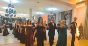 Stąporków: Studniówka 2026 Zespołu Szkół Ponadpodstawowych. Wspaniałego poloneza tańczyło ponad 40 uczniów z partnerami