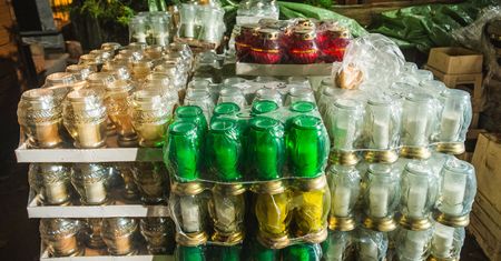 Wszystkich Świętych. Biedronka i Lidl biją się o klientów. Rabaty na znicze