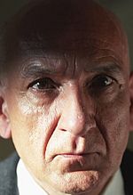 Ben Kingsley w domu lalki