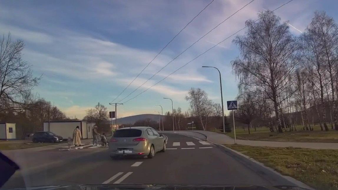 Niebezpieczne zdarzenie na przejściu dla pieszych w Kętach