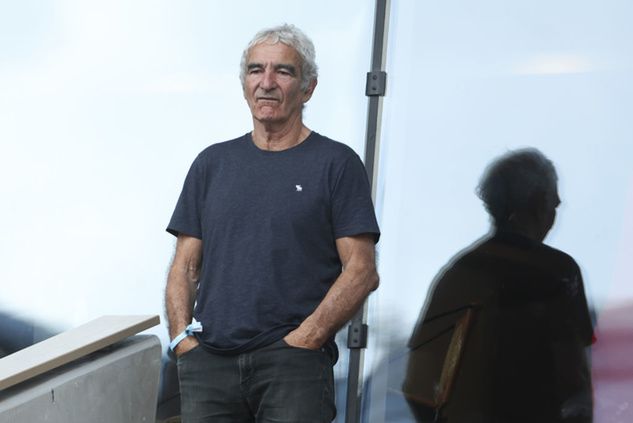 Raymond Domenech podczas tenisowego turnieju Roland Garros w 2023 roku / Fot. Jean Catuffe/Getty Images