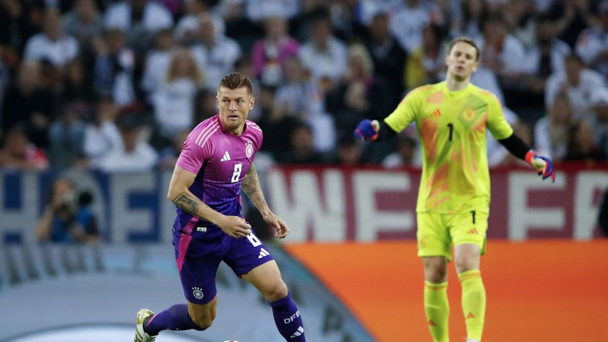 Getty Images /  BART STOUTJESDIJK / ANP  / Na zdjęciu: Toni Kroos, w tle Manuel Neuer