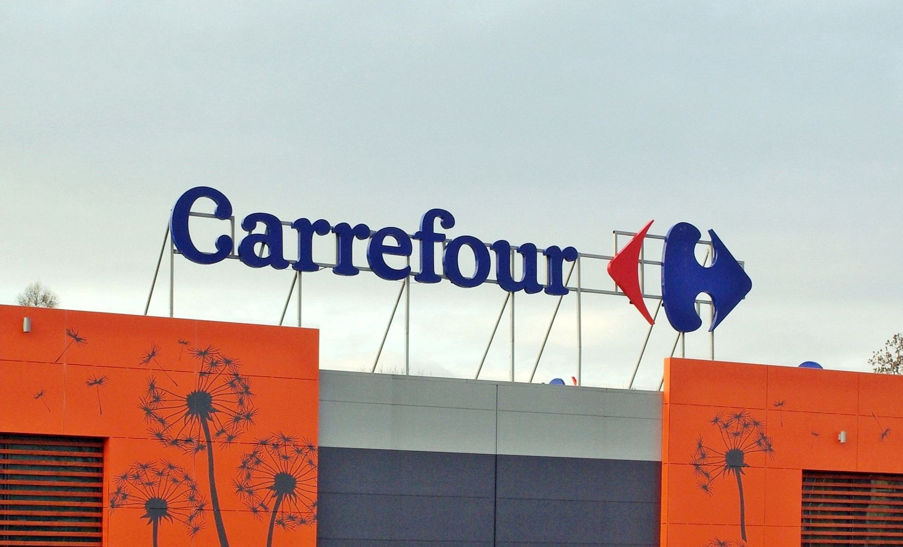 Carrefour zniknie z Polski? Sieć szykuje się do sprzedaży