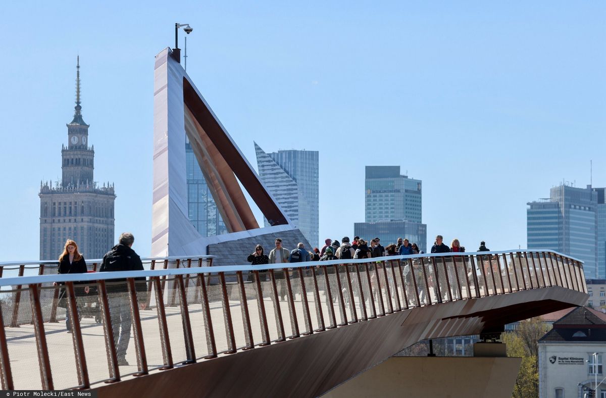 Nowo otwarty most pieszo-rowerowy przez Wisłę. Przeprawa łączy Powiśle z Pragą Północ