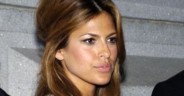 Eva Mendes chodzi nago po ogrodzie