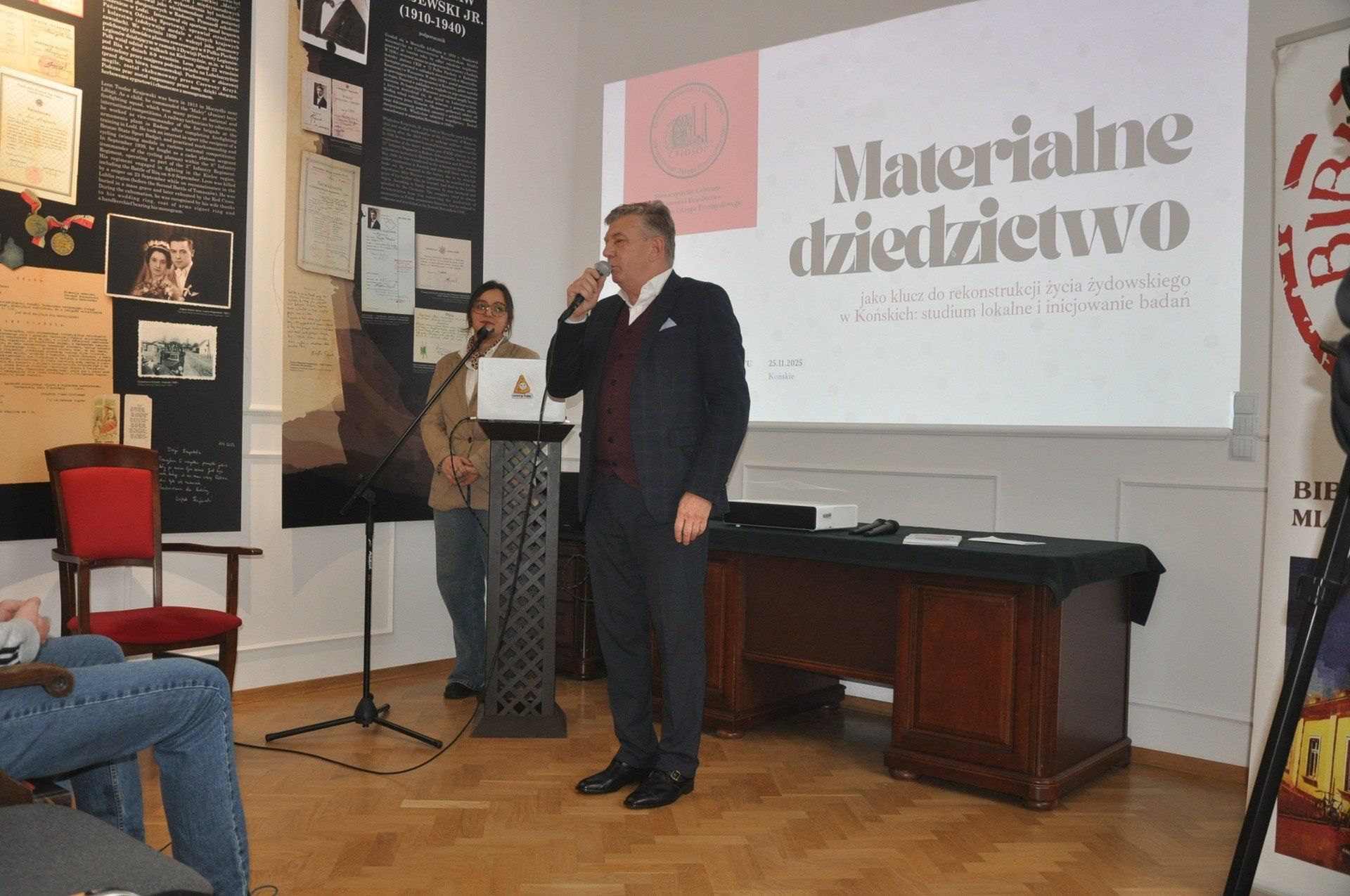 Seminarium w Bibliotece Publicznej im. Cezarego Chlebowskiego w Końskich. Uczestników spotkania powitał dyrektor Dariusz Kowalczyk