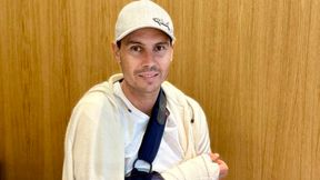 Pokazał rękę w gipsie. Nie mógł sobie odmówić żartu