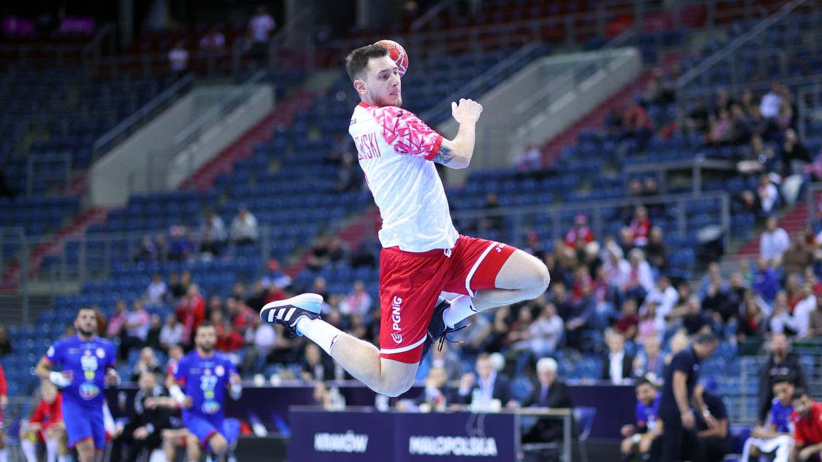 PAP / Łukasz Gągulski / Na zdjeciu: Rzut Krzysztofa Komarzewskiego w meczu z Tunezją