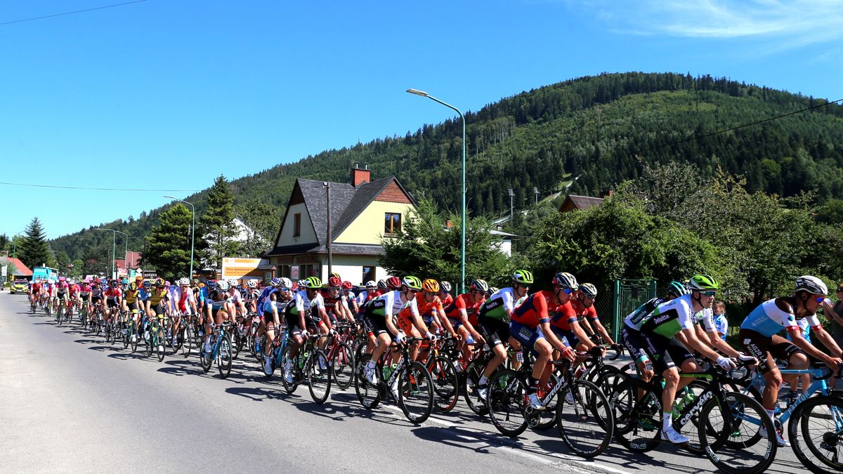 Kolarze na trasie 4 etapu 75 wyścigu Tour de Pologne z Jaworzna do Szczyrku