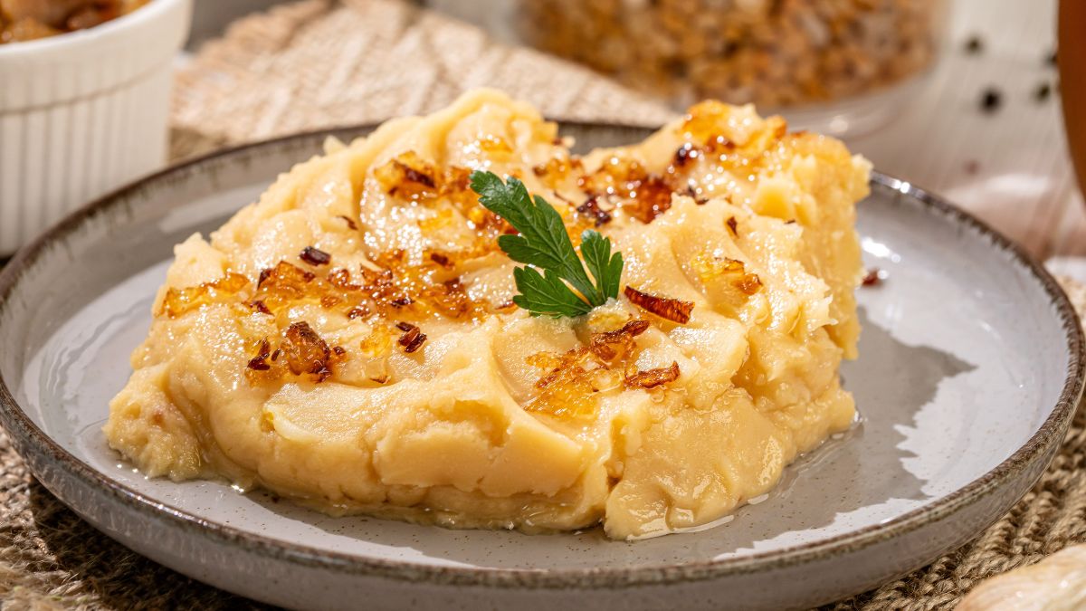 Purée z grochu ze smażoną cebulką