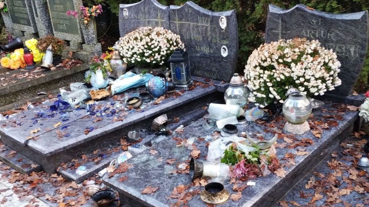 Szokujące sceny na cmentarzu w Szczecinie. Wandale schwytani