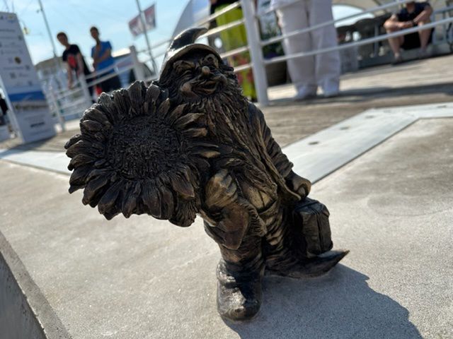 Krasnal Życzliwek przy sopockim molo