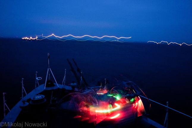 Manewry Marynarki Wojennej na Bałtyku, zima 2012 r. Armata na okręcie ORP "Wdzydze" jest przygotowywana do ostrego strzelania do ruchomego celu.