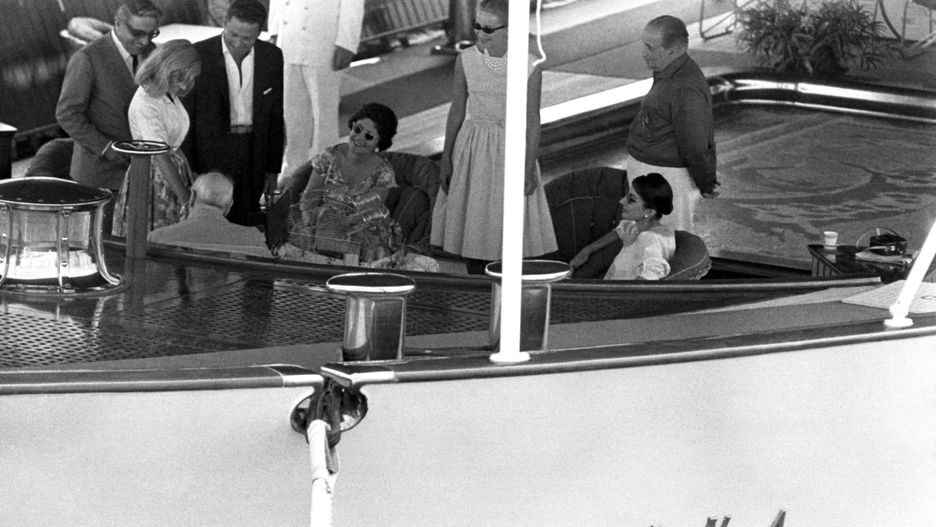Arystoteles Onassis, Winston Churchill (siedzący tyłem), Maria Callas i jej mąż Giovanni Battista Meneghini na pokładzie jachtu "Christina" ( 1959 r.) 