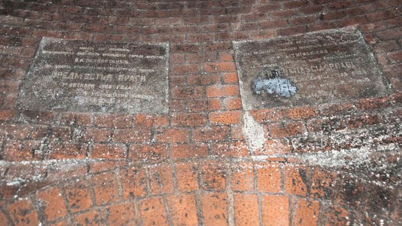 Warszawa. To odkrycie, którego dokonali pracownicy MPWiK w kanałach pod skrzyżowaniem Jagiellońskiej i ks. Kłopotowskiego, przypomina początki budowy sieci wodno-kanalizacyjnej na Pradze (MPWiK) 