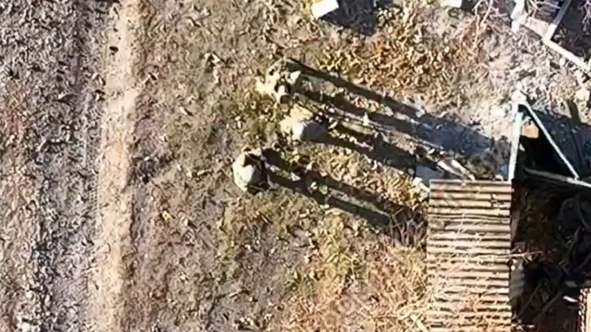 Rosjanie przyłapani przez drona podczas palenia domu