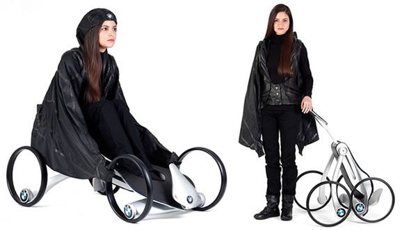 W tym przypadku sprawa jest prostsza. Peleryna, w którą ubrana jest modelka tworzy coś w rodzaju karoserii dla wózka z logo BMW.