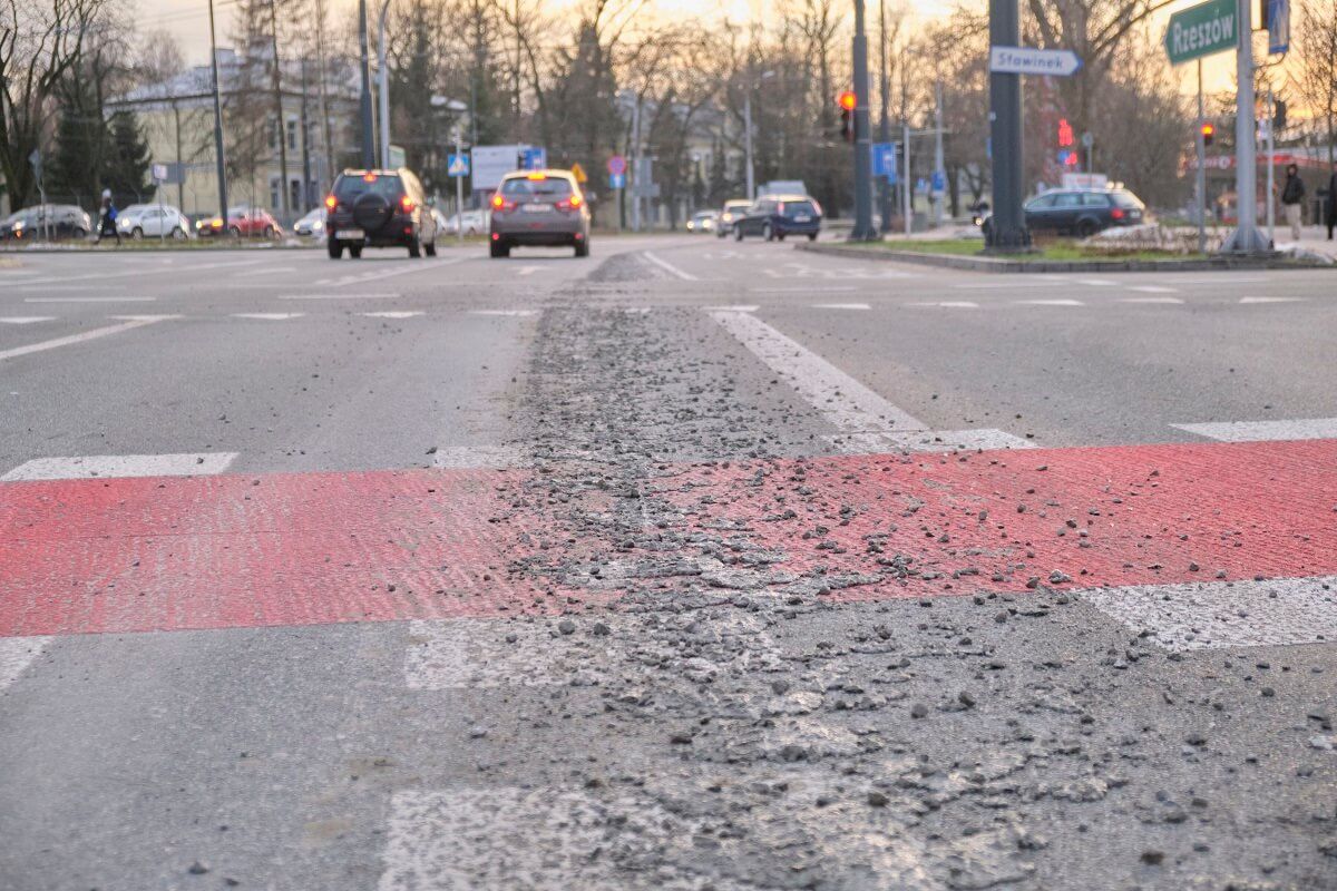beton zalegający na jezdni