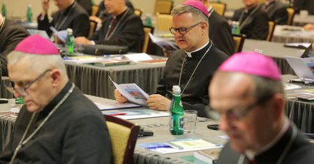 Episkopat odpowiada na list ofiar pedofilii. "Przepraszamy, że nie zawsze byliśmy przy Was"