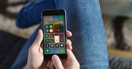 Po czym poznać, że twój iPhone cię szpieguje? Jest na to sposób