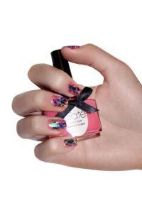 Hit lata! Paznokcie oklejone folią termoelastyczną.