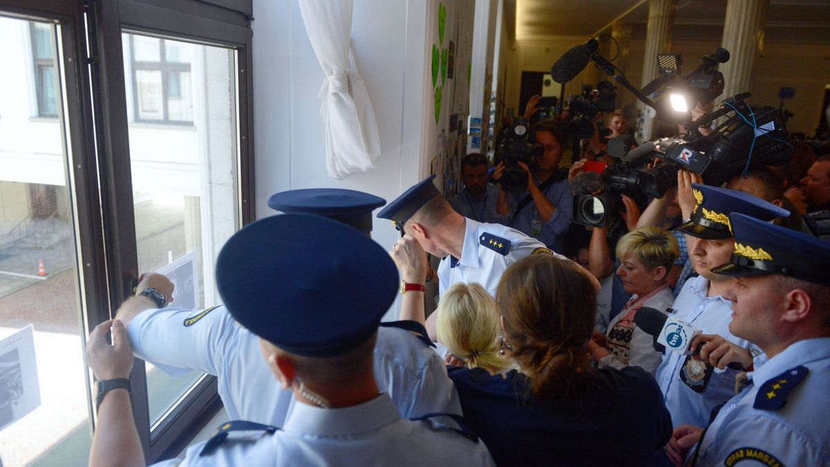 Warszawa, 24.05.2018. Straż marszałkowska w akcji podczas protestu rodziców niepełnosprawnych.