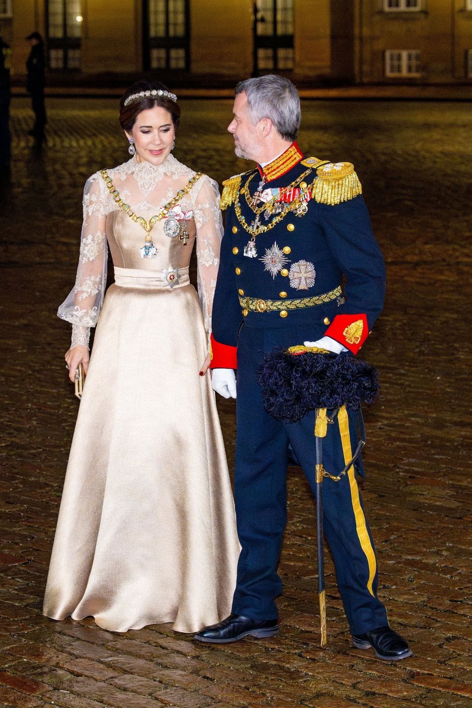 Królowa Mary i Król Frederik z synem na bankiecie