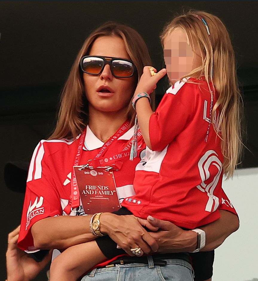 Anna Lewandowska dopinguje Roberta z córkami