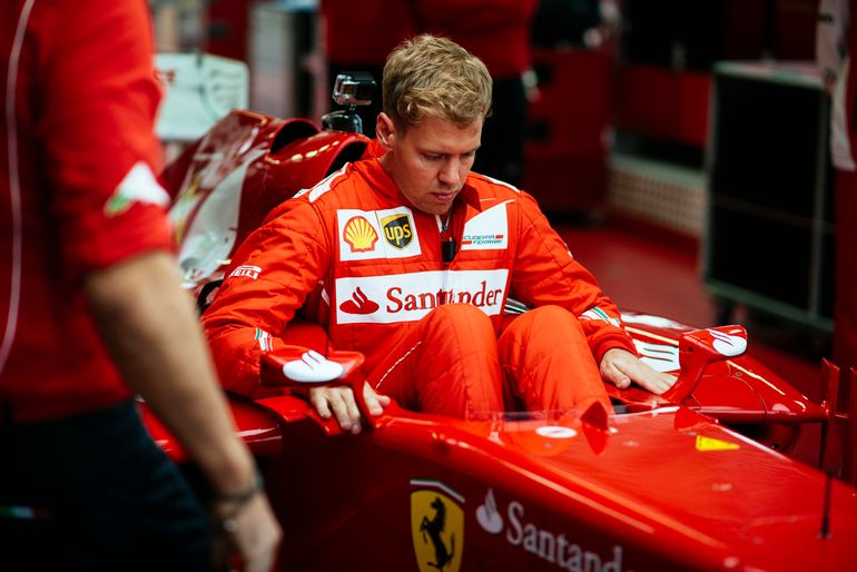 W nowym sezonie Sebastian Vettel będzie zakładał czerwony kombinezon Ferrari