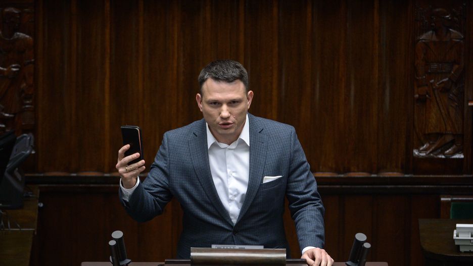 Warszawa, 28.11.2023. Poseł Konfederacji Sławomir Mentzen przemawia na sali obrad Sejmu w Warszawie, 28 bm. Posłowie zajmują się m.in. uchwałą dot. powołania komisji śledczej w sprawie wykorzystania oprogramowania Pegasus. (jm) PAP/Marcin Obara