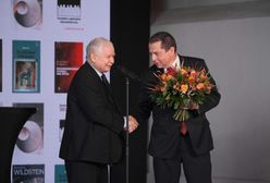 Jarosław Kaczyński bez maseczki. "Jest w tym momencie w pracy"