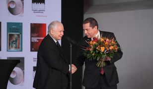 Jarosław Kaczyński bez maseczki. "Jest w tym momencie w pracy"