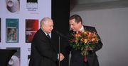 Jarosław Kaczyński bez maseczki. "Jest w tym momencie w pracy"