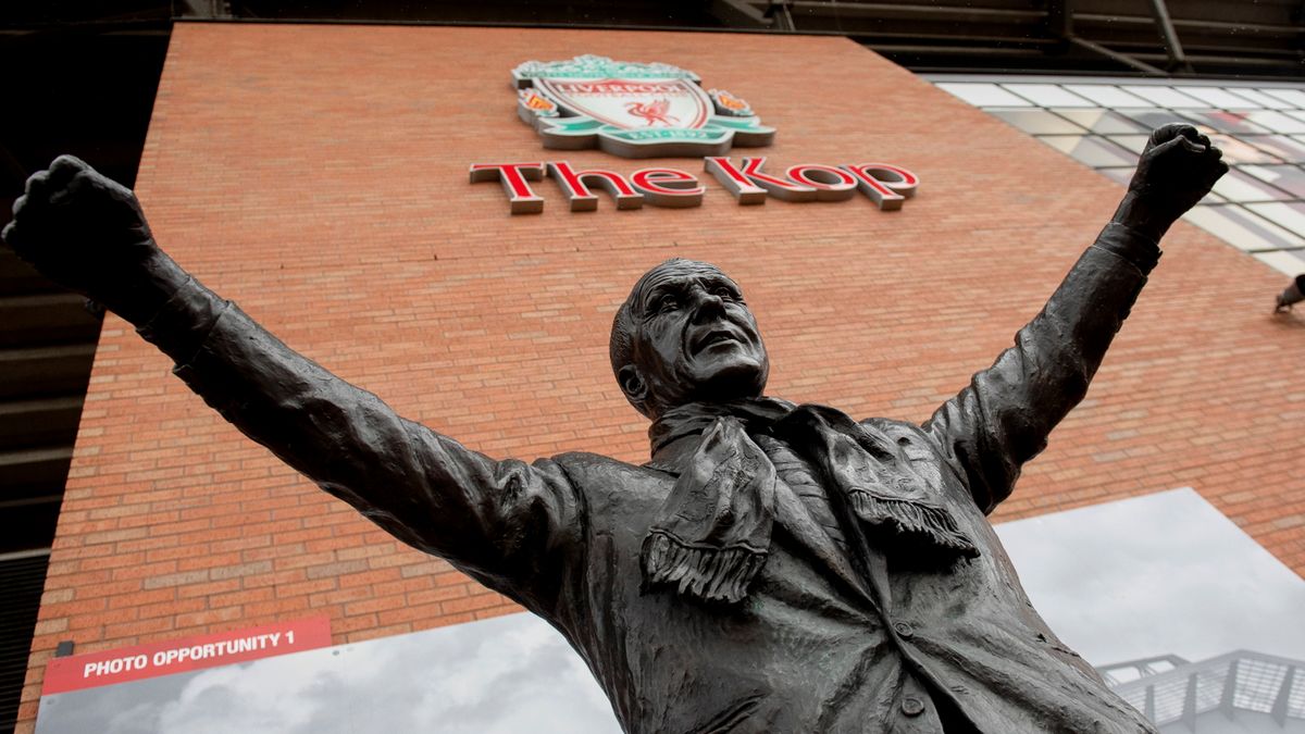 Pomnik Billa Shankly'ego pod stadionem Liverpoolu