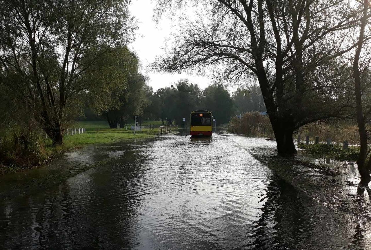 Wrocław. Ul. Starodworska zalana. Została zamknięta dla kierowców