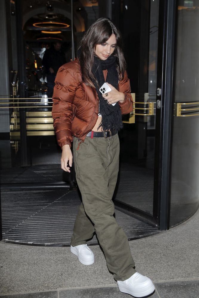 Emily Ratajkowski odsłania płaski brzuch w drodze do warszawskiego hotelu
