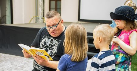 Czytanie bajek w Wirydarzu, czyli Bajkoczytanie na drugie śniadanie