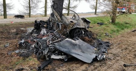 BMW "zawinęło się" na drzewie i stanęło w ogniu. Dwóch młodych mężczyzn nie żyje