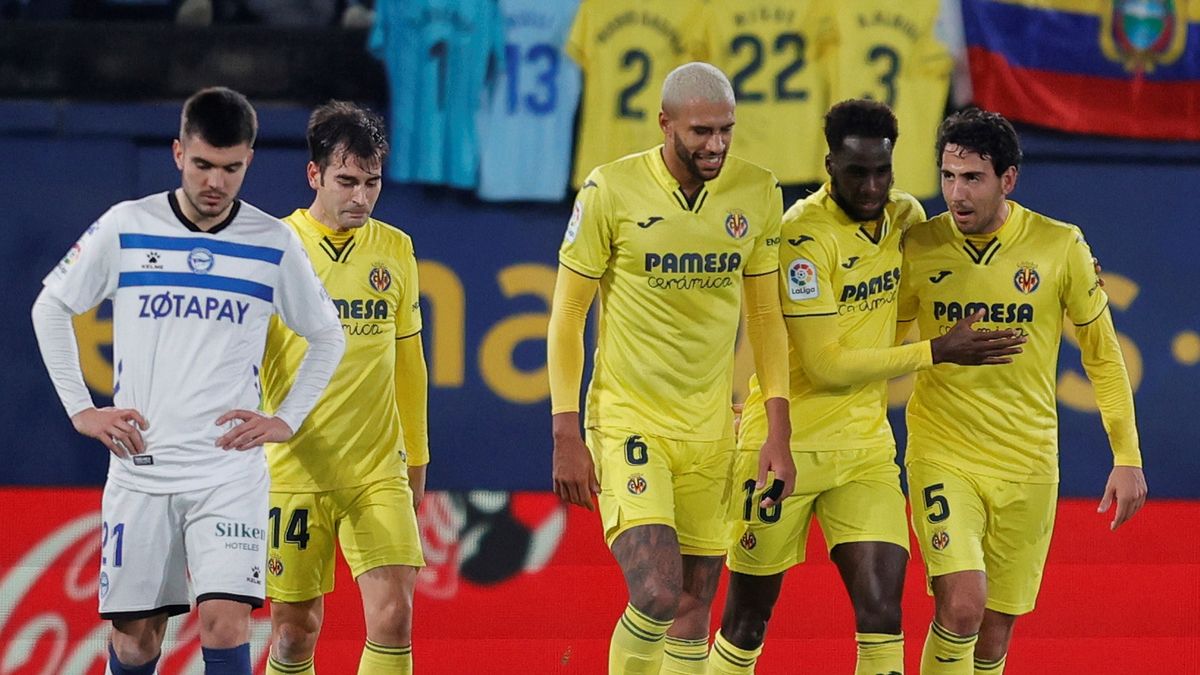 piłkarze Villarrealu CF (żółte stroje) po jednej z bramek w meczu z Deportivo Alaves