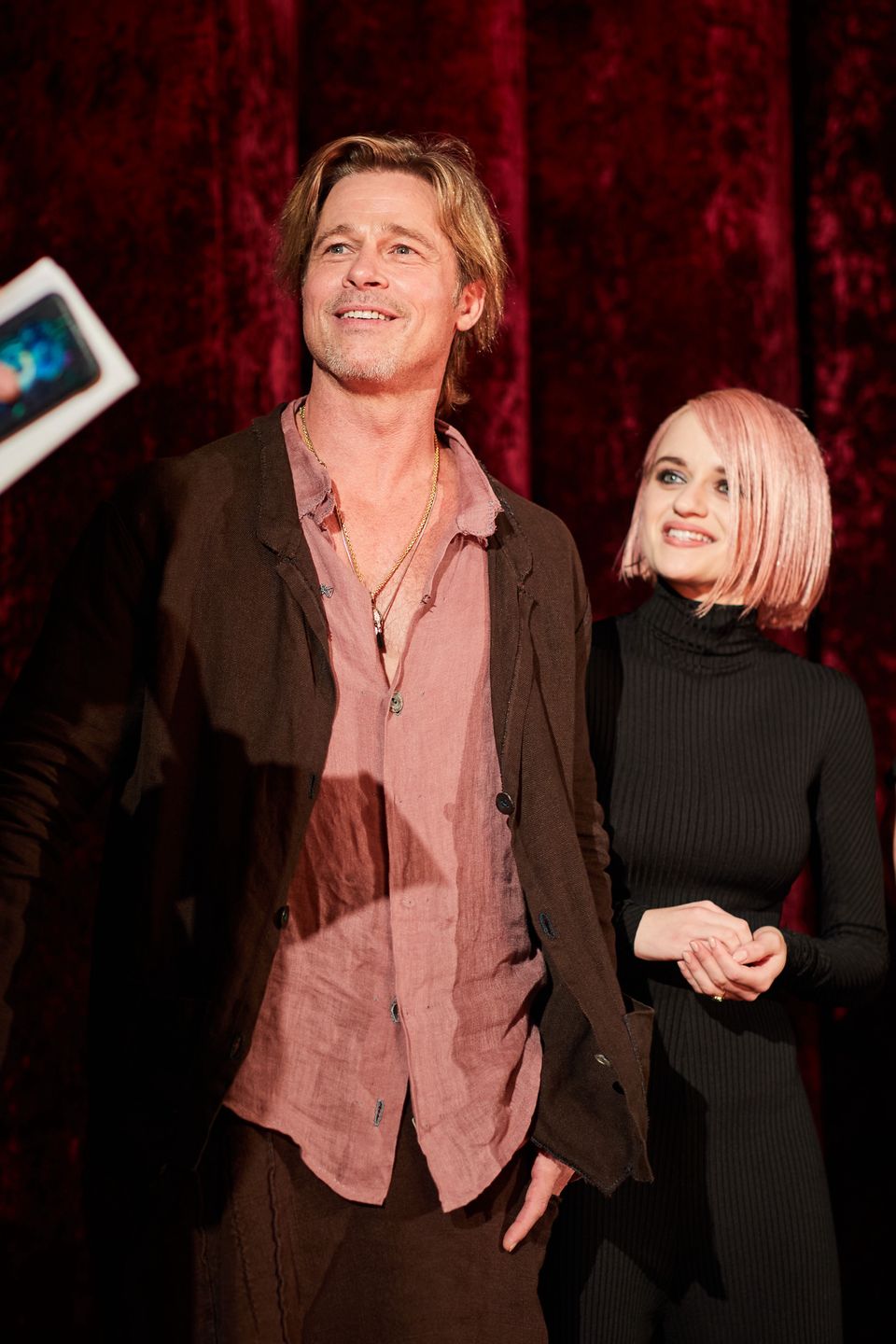 Brad Pitt eksponuje wytatuowane łydki w lnianej spódnicy