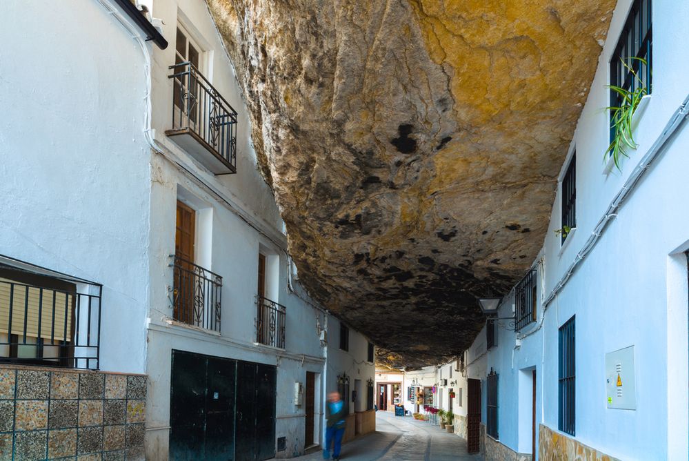 Wielka skała przygniata ich dom. Ale to nie najdziwniejsze miejsce, w którym mieszkają ludzie w Europie