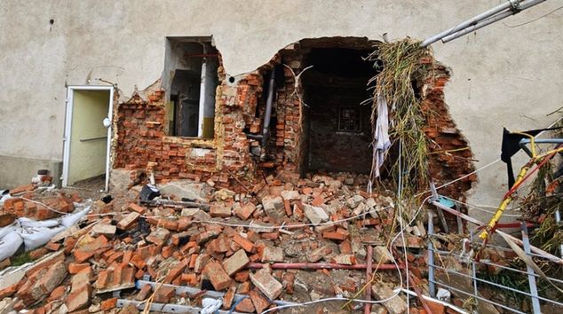 Nurt wody był tak silny, że dom wygląda dziś jak po wybuchu bomby