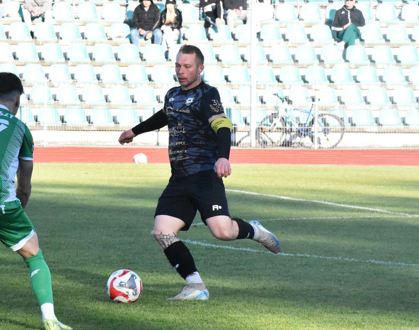 Kapitan Pomezanii Tomasz Grabowski - strzelec jedynego gola w meczu z Aniołami Garczegorze.