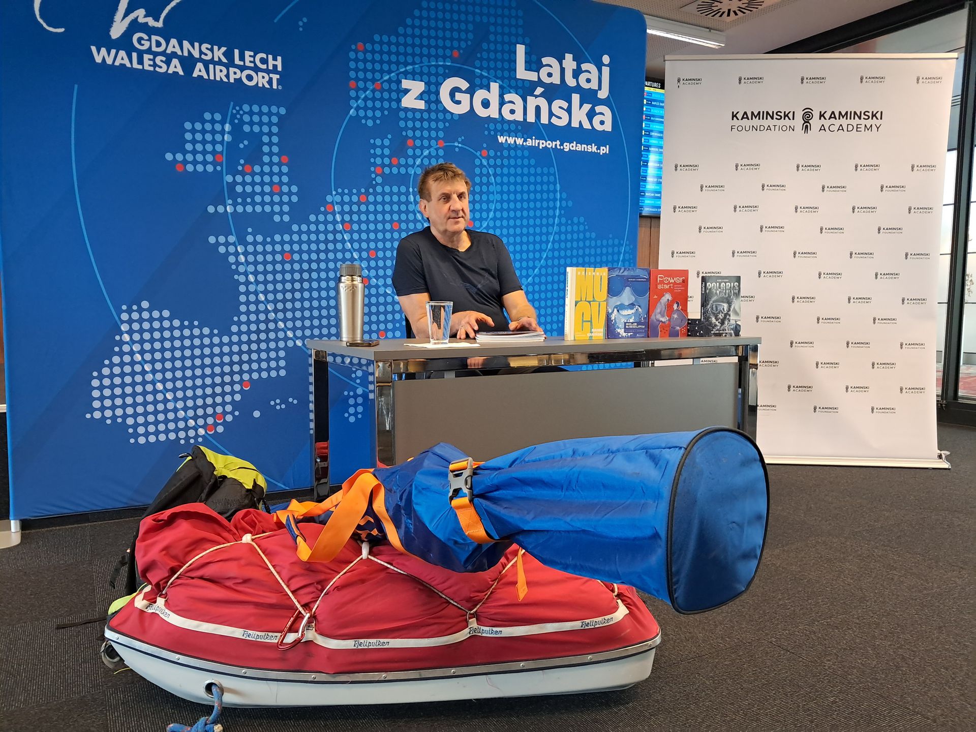 Marek Kamiński tuż przed wylotem na Grenlandię. Na pierwszym 