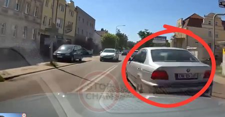 BMW pojawiło się znienacka. Jadąca nim kobieta wysiadła i uciekła