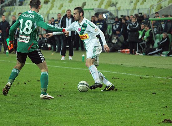 Piłkarze Lechii i Legii mieli spore problemy z nawierzchnią gdańskiego stadionu (fot. Agnieszka Skórowska)