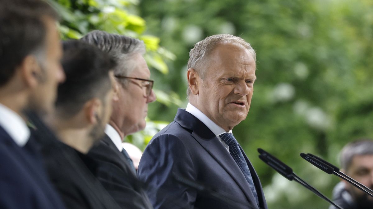 Poland's Prime Minister Donald Tusk (R) addresses a joint press conference following a meeting of the 'Coalition of the willing' at the Mariinskyi Palace, the official residence of the president of Ukraine, in Kyiv, Ukraine, 10 May 2025, amid the ongoing Russian invasion. EPA/SERGEY DOLZHENKO Dostawca: PAP/EPA.